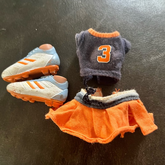 Bratz Play Sportz Slammin Soccer 2005 Yasmin 1st Edition Outfit - Picture 2 of 2